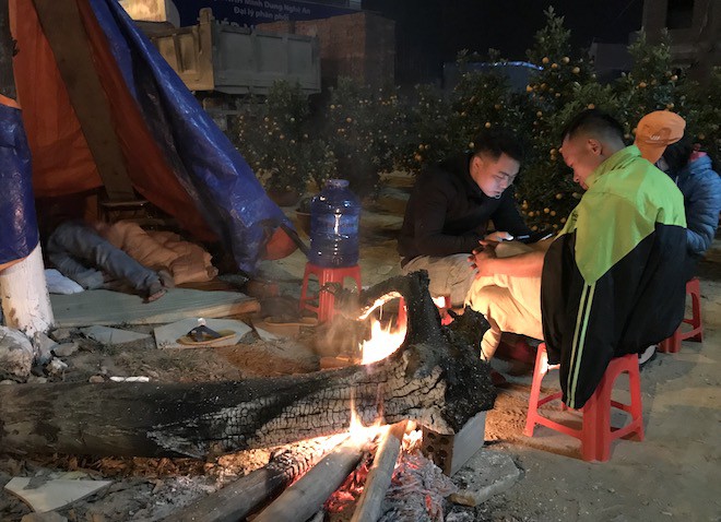 Trắng đêm ngồi co ro đốt củi sưởi ấm để canh đào, quất, hoa Tết